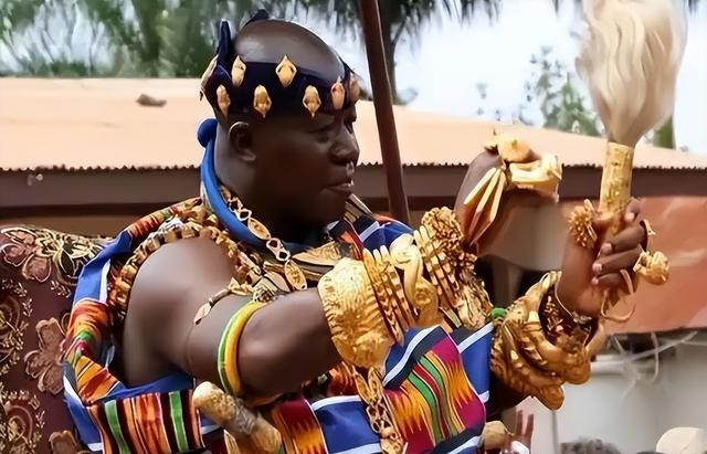 非洲的“黄金部落”：酋长有80个老婆，就连女性的内衣都是镶金的