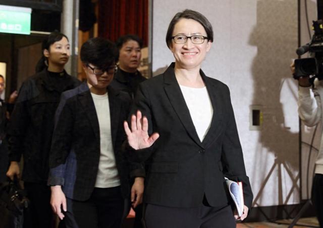 美专家提醒特朗普，关乎美生死存亡，台高层懵了：我们不跟大陆打