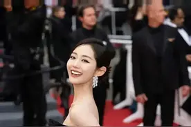 辣眼！千惠裸体迎客照曝光，大25岁老公帮捂胸，引热议，本人回应图片