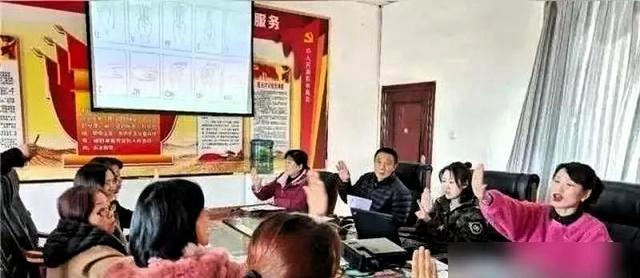 大批老师宁愿降薪降职，挤破头也要转岗，图了啥？