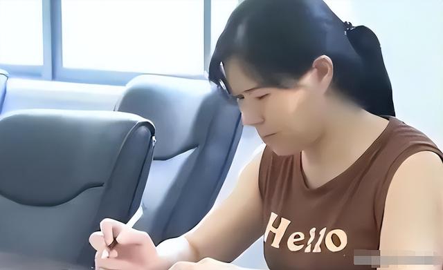 湖南一女子因长得太漂亮，55岁没上过一天班，颜值曝光后网友懵了