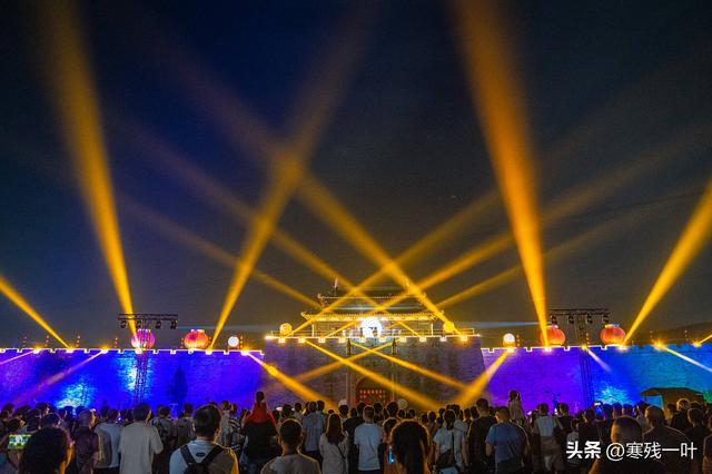国庆假期首日，浙江象山影视城被挤爆了！游客：低估了夜游的魅力