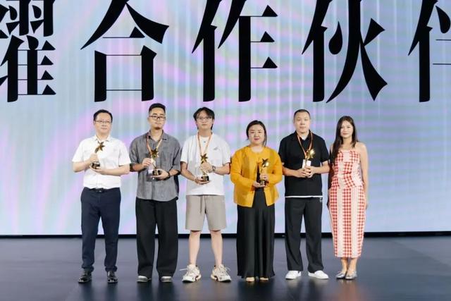 海宁中国国际时装周携手抖音电商共启秋冬电商新纪元