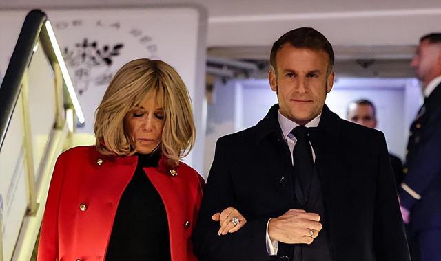 72岁法国第一夫人抵京惊艳	，红大衣配戴妃包超美