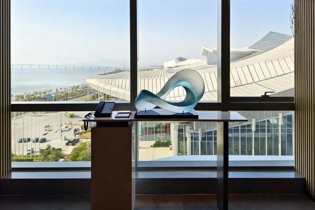 厦门这家新开业的万怡，泳池堪比W！就在五缘湾对面，海景绝了