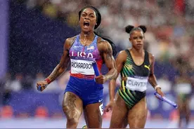 终极跑将连追三队 奥运女子4x100米决赛美国队雨战夺金 英德银铜图片