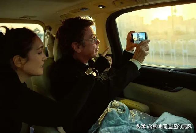 59岁的巩俐和77岁丈夫北京街头游客照	，幸福又温馨的样子！ ​​​