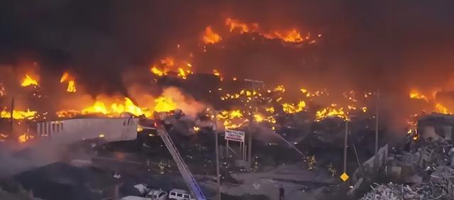 又是美国飞机！34年老货机起飞瞬间解体，百万升燃油烧出人间炼狱