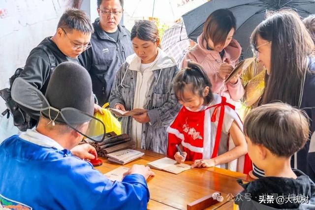 秋雨无阻思乡人洪洞大槐树景区国庆雨中演出互动显温情