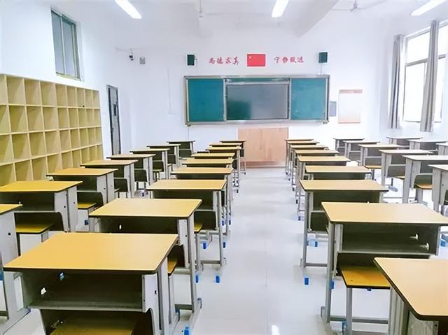 高三女生请假时遭班主任多次搂抱！校外公园还被 "指导动作"	，更多女生站出来：他也这样对过我