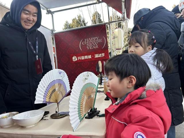 “溜达”着看表演！颐和园里上演“奇妙夜”