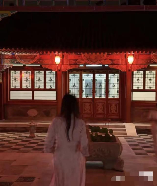 王诗龄半夜穿旗袍亮相自家北京小院，披头散发，中式恐怖氛围拉满