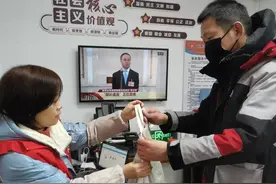 双向奔赴！​快递小哥抢单为老人无偿送餐，社区食堂给小哥半价午餐图片