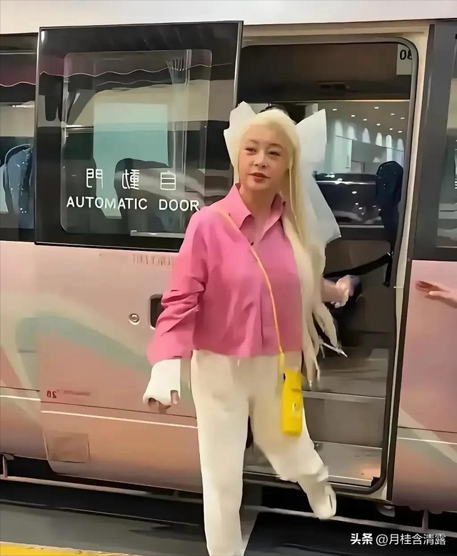 75岁刘晓庆近照	，金发粉上衣，看起来像个少女。