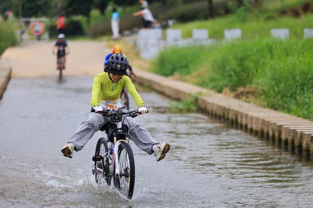 以车轮为笔，越科技水岸！光明凤凰街道秋日骑行盛宴，开启全民健身新范式