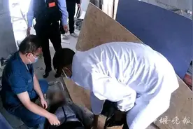 女子被建材死死压住，手机够不到，身边也没人！这招救了命图片