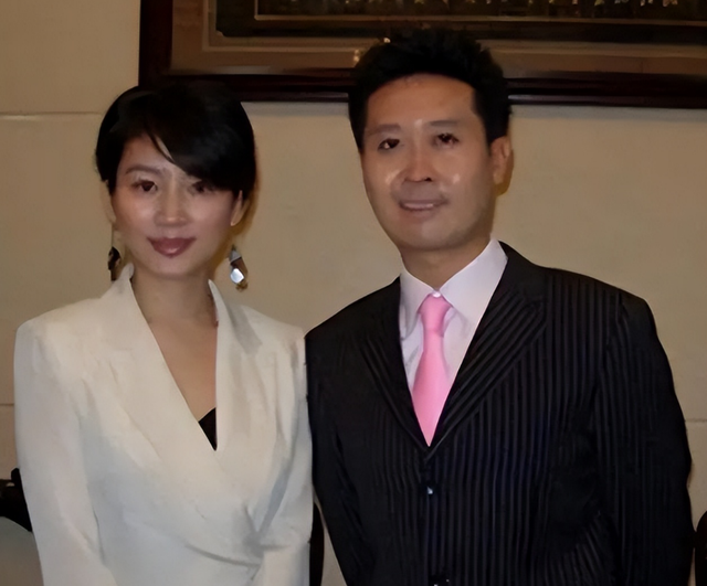 曾为著名央视主持人的王小丫，两次婚姻均未怀孕，如今成普通大妈