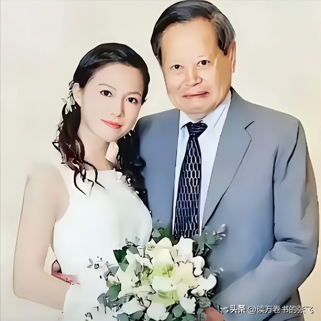 杨振宁走后1个月, 翁帆搬离别墅, 带走34箱东西, 那是她全部的财产