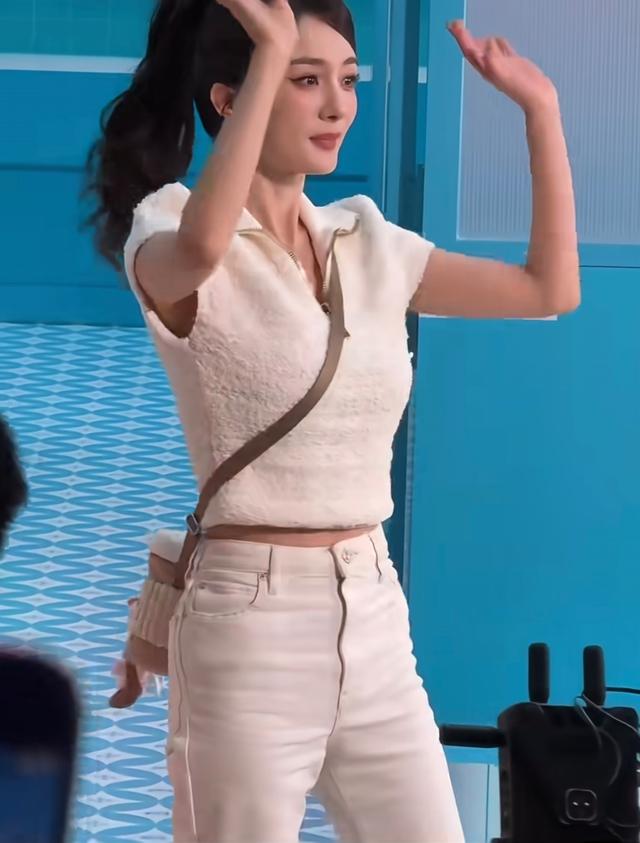 杨幂紧身牛仔裤+紧身上衣，蜂腰翘臀，谁懂大幂幂身材的救赎感啊