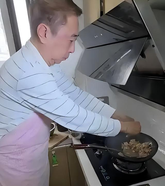 人狂必有祸！68岁冯巩现状曝光，给高调“炫富	”的闫学晶上了一课