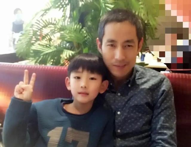 54岁凭央视大剧一夜爆火，如今又父子同台飙戏，17岁儿子比他还帅