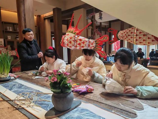 歙县鱼灯耀古城，主客共舞一家亲