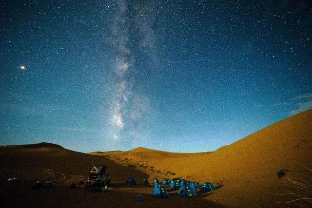 我们行走大地，我们也仰望星空