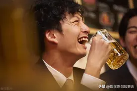 46岁男子酒后心梗离世，医生呼吁中老年人，酒后尽量少做四件事图片