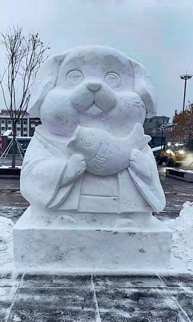 辽宁沈阳：沈阳火车站巨型雪人雪雕已成为市民与游人的热门打卡点