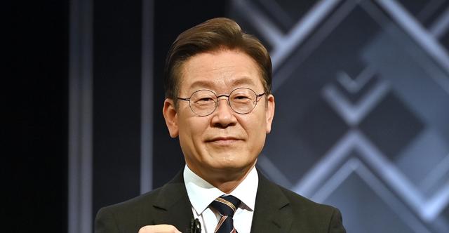 中美会谈结束不到24小时，特朗普再下一城，韩国“举白旗”：15%+4500亿，相比起高额关税，美国现在更想要钱