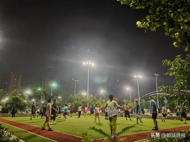 百人队伍堵住救援车，警灯闪烁也不让路，领队一句话引众怒