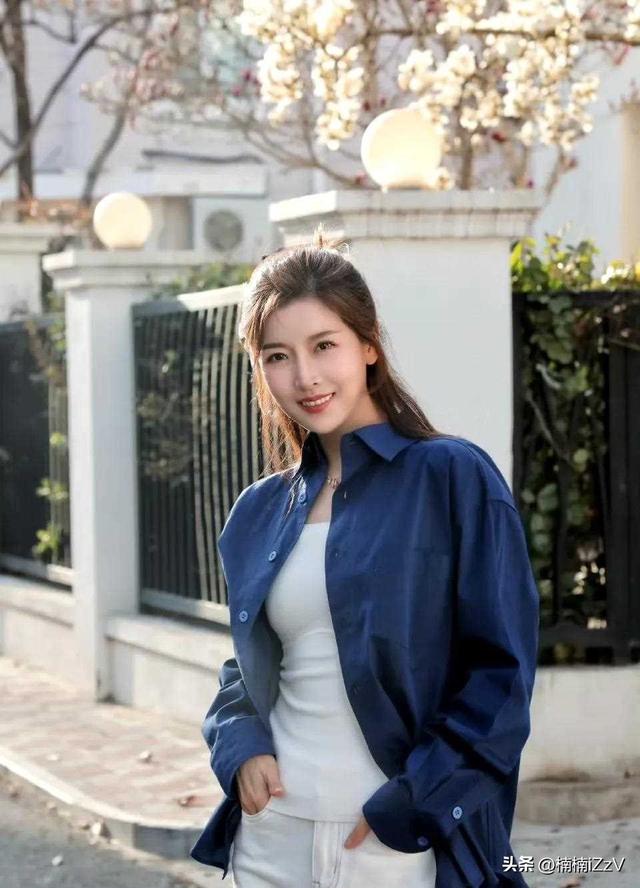 凤凰网主持人朱梓橦，知性优雅