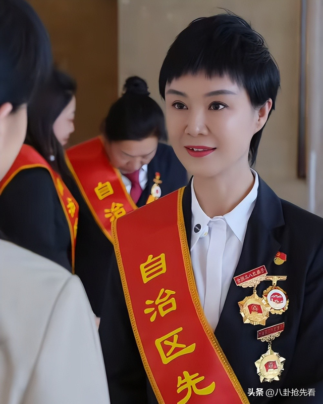 贺娇龙去世不到12小时，恶心的一幕发生	，她生前行动太催泪