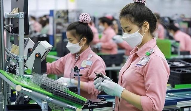 特朗普全球关税正式落地，中国未能幸免却成最大赢家，怎么回事？