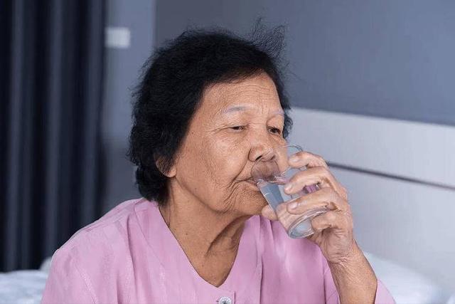 调查发现：每次睡觉前大量喝水的人，不出几个月，身体或有3变化