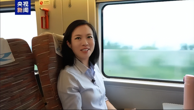 九三阅兵的解说原来是她！沉稳大气端庄漂亮，如今47岁仍未婚单身