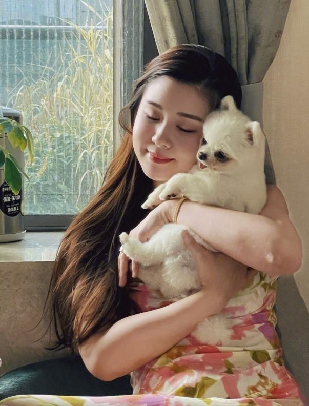 40岁李小萌太丰满，穿印花裙都兜不住好身材，难怪直男都喜欢她