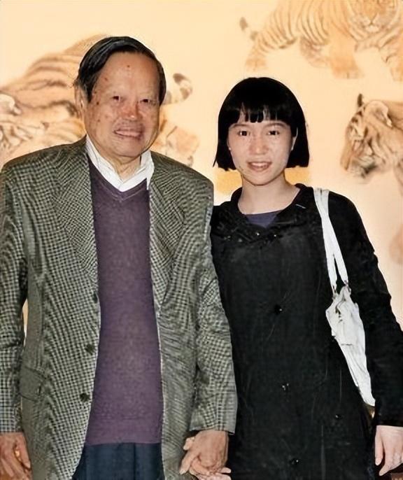 2021年，99岁杨振宁与72岁岳母罕见出镜，头发黑了，翁帆有些发福