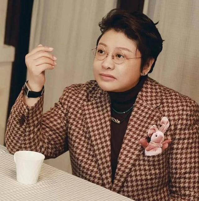 贪污上亿、假慈善？被实名举报的韩红，终于明白她终身不嫁的原因