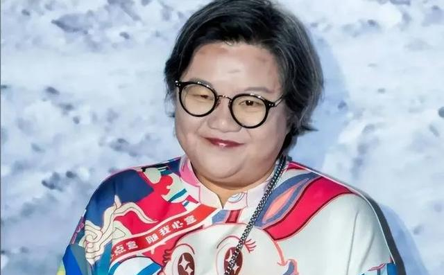 陈凯歌前妻洪晃京郊院子曝光，百平空地长草，网友：哪像名门小院