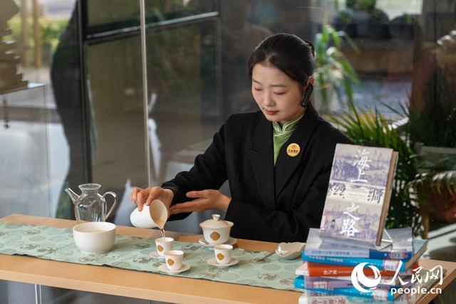 “一卷阅八闽”展开“人文卷：”指尖窨制茉莉香，书中漫游海丝路