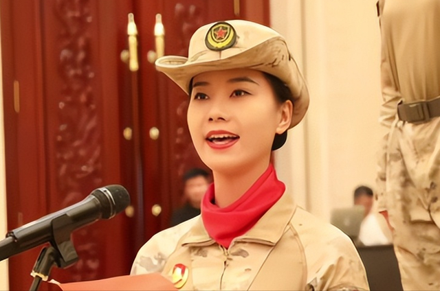 女民兵李思颖阅兵回家后仅半天，又官宣新身份，太牛了，全网恭喜