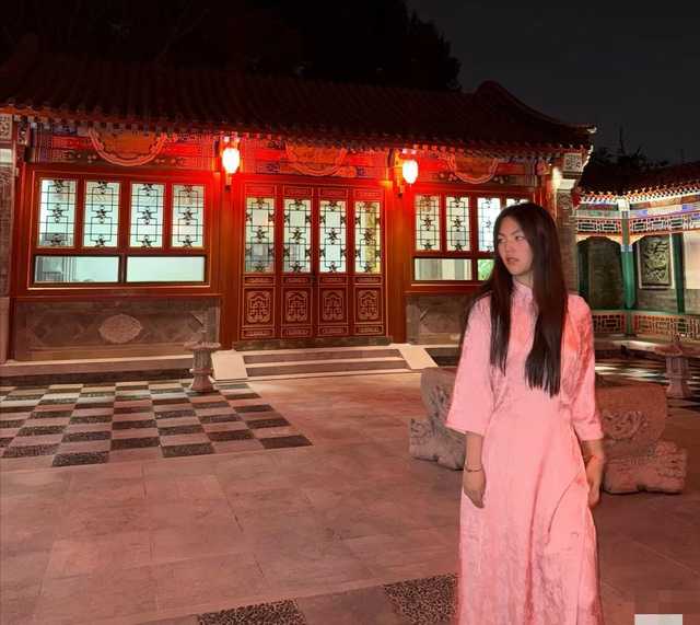 王诗龄晒自家北京小院，大半夜穿旗袍拍照，面无表情上演中式恐怖