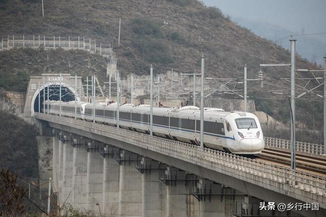一路连渝川黔滇：总投资1416亿渝昆高铁预计2026年底全线通车