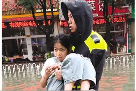 暴雨中，他们“硬核守护”图片