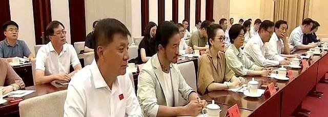 章子怡张译陈道明同框热聊，穿着正式有气质！陈道明张译同框好暖