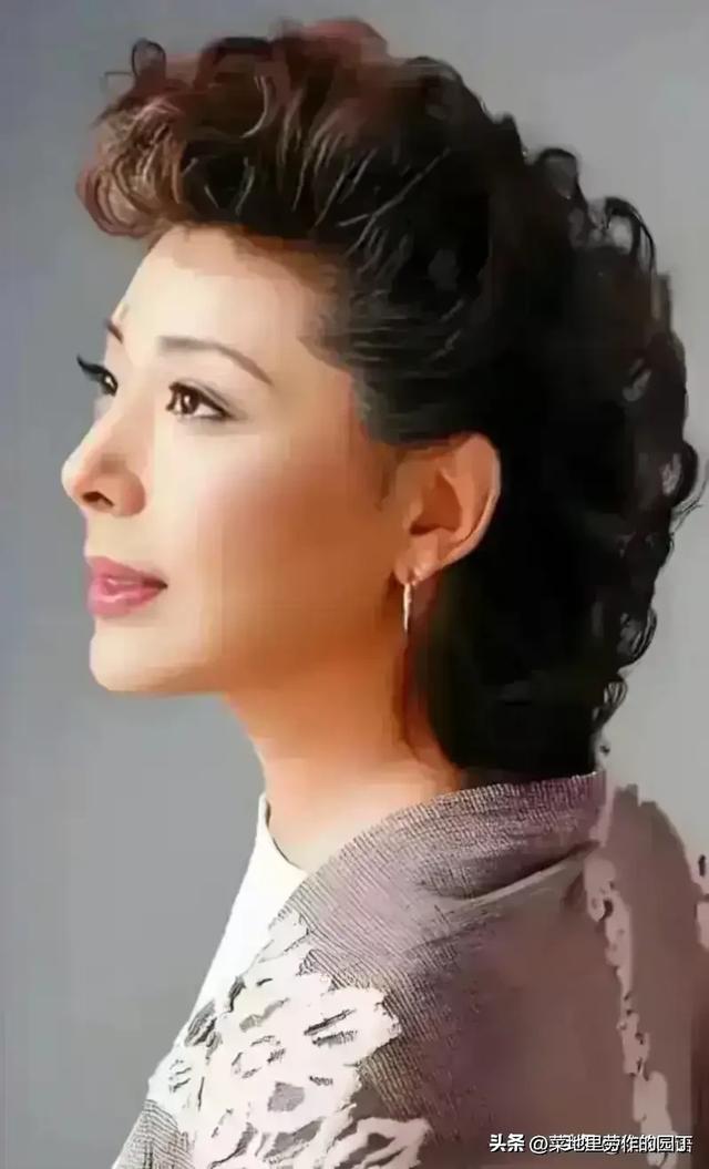 国家一级演员 女中音歌唱家 关牧村