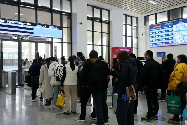 人人拎几箱坐火车！网友：错过等一年！