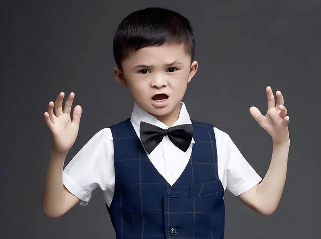 后不后悔？宁夏那个一笑成名拒绝百万签约的小女孩，如今成了这样