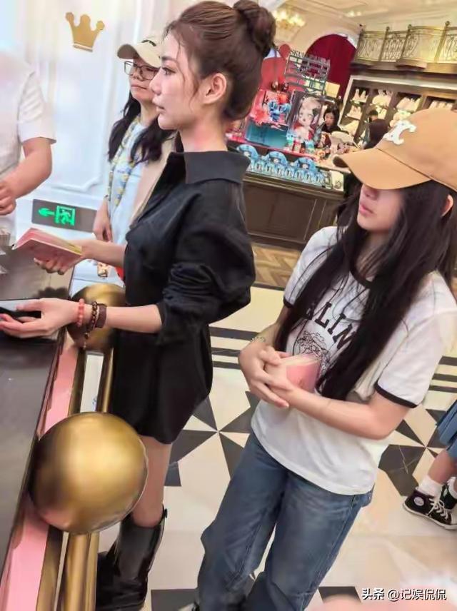 汪小菲一家台北过圣诞，桌上摆茅台吃帝王蟹 小玥儿出镜有了新变化